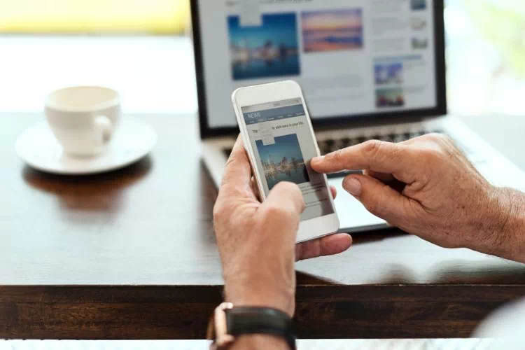 Homme surfant sur internet sur son téléphone