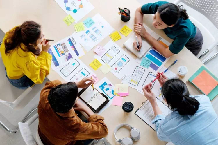 Collaborateurs d'une agence digitale travaillant sur un projet web