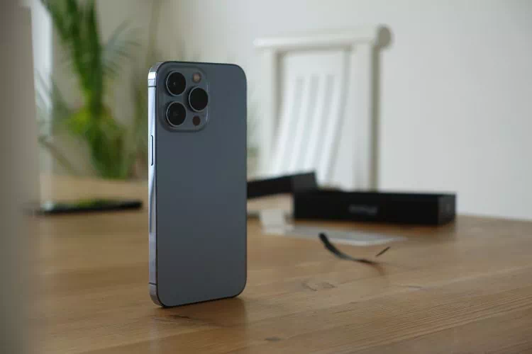 iPhone 12 posé verticalement sur une table