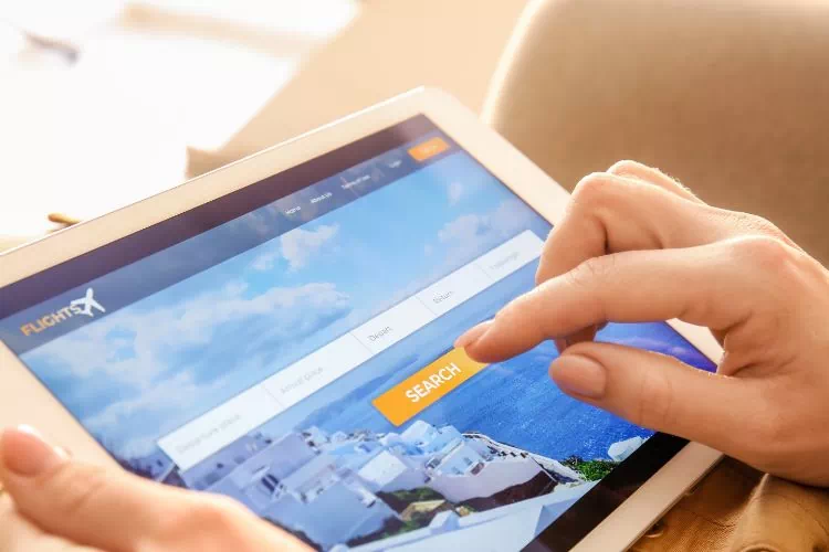 Personne recherchant un vol sur un comparateur de vols en ligne