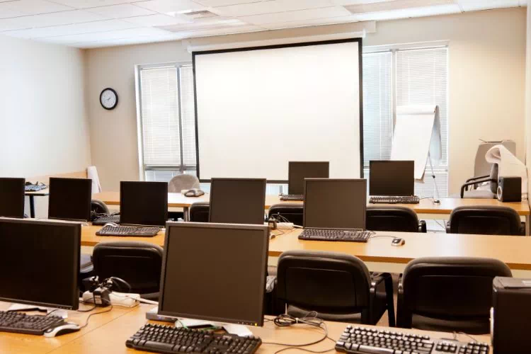 Salle de formation avec des ordinateurs