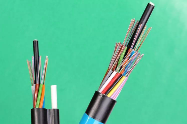 Câble de fibre optique à tube libre