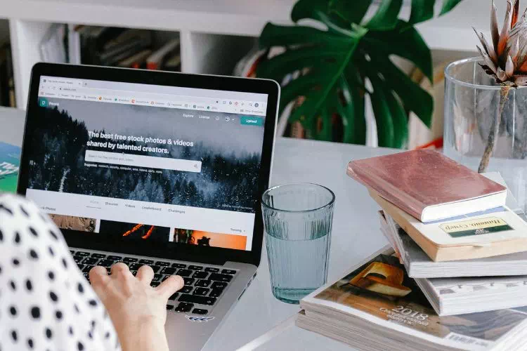 Femme travaillant sur son MacBook