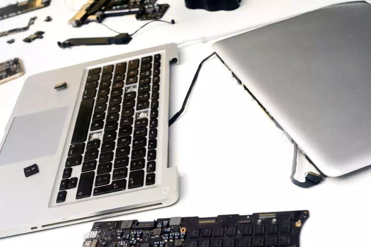 MacBook démonté pour nettoyage et réparation
