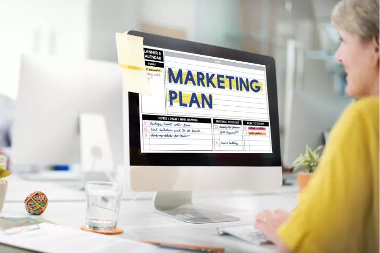 Collaboratrice d'une agence marketing faisant la conception d'une camapgne