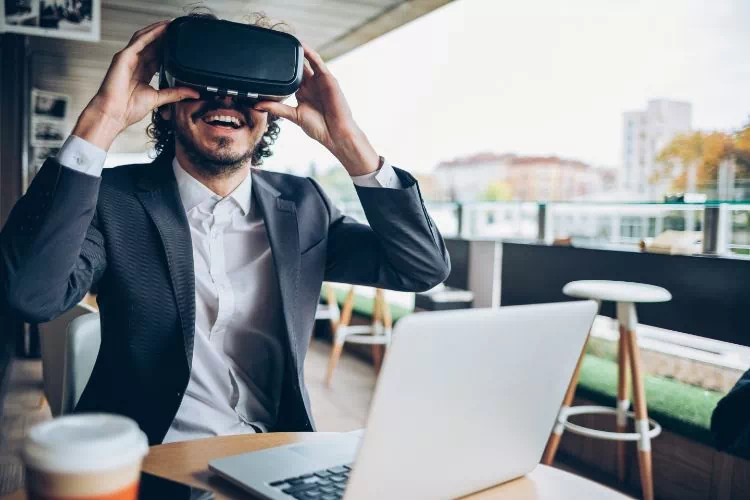 Manager avec un casque de réalité virtuelle lors d'un meeting