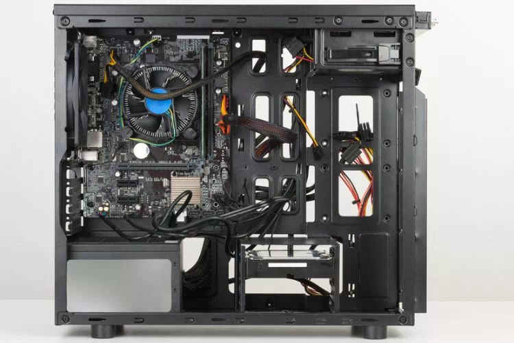 Carte mère ATX montée dans une tour