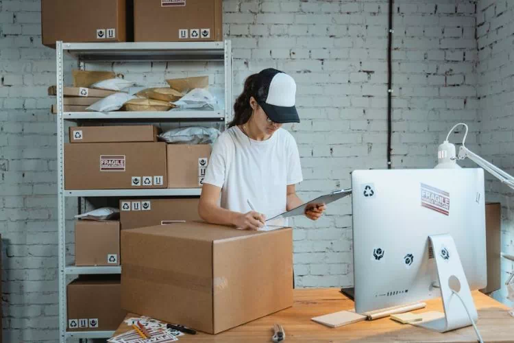 Employé d'un e-commerce préparant l'envoi des marchandises