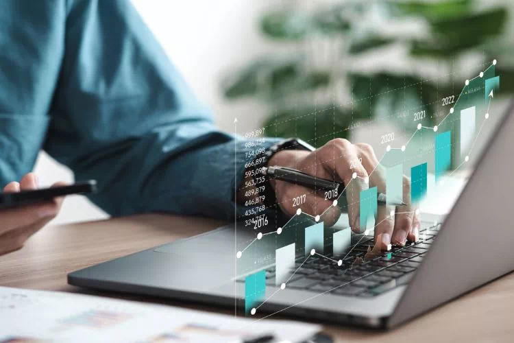 Expert-comptable analysant des chiffres