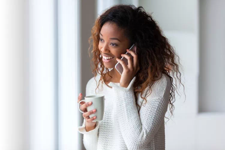 Femme souriante parlant au téléphone