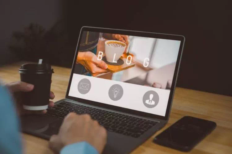 Homme créant un blog sous WordPress