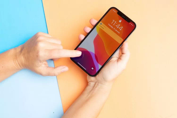 Homme tenant un iPhone dans ses mains