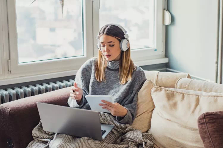 Étudiante suivant un cours en ligne