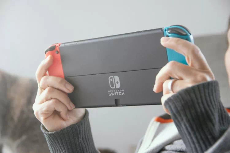 Personne jouant à la Nintendo Switch OLED