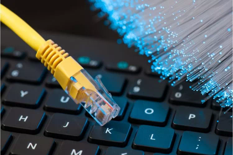 Ordinateur connecté à internet avec la fibre