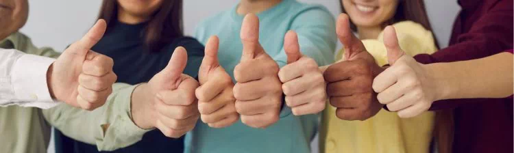 Personnes avec le pouce en l'air
