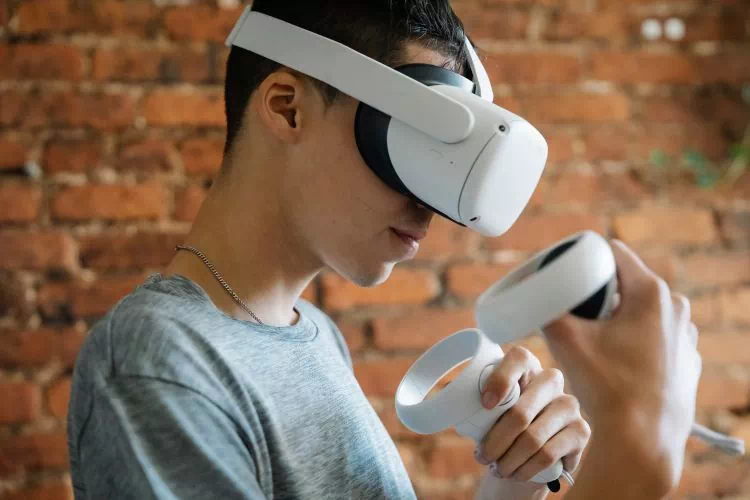 Adolescent testant un casque de réalité virtuelle