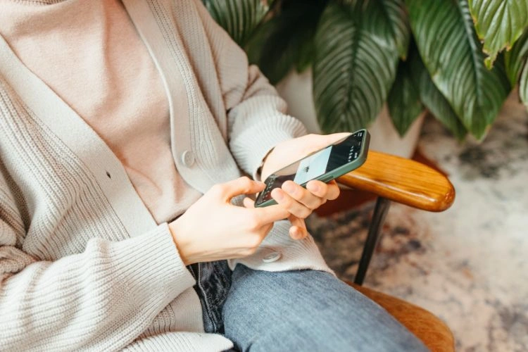 Femme en train d'utiliser une application PDF pour des images