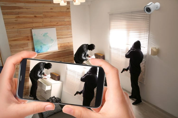 Deux braqueurs prient en fragrant délit grâce à l'alarme du commerce