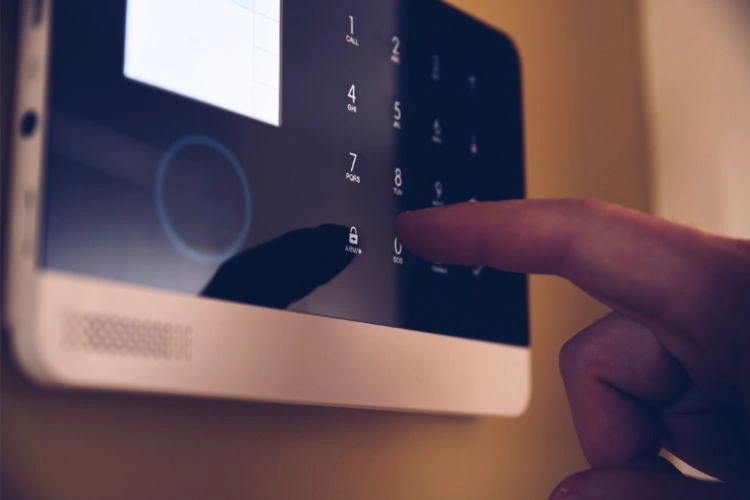 Personne appuyant sur alarme