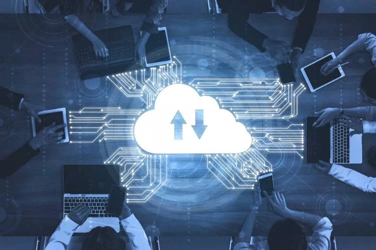 Groupe de collaborateurs connectés sur internet