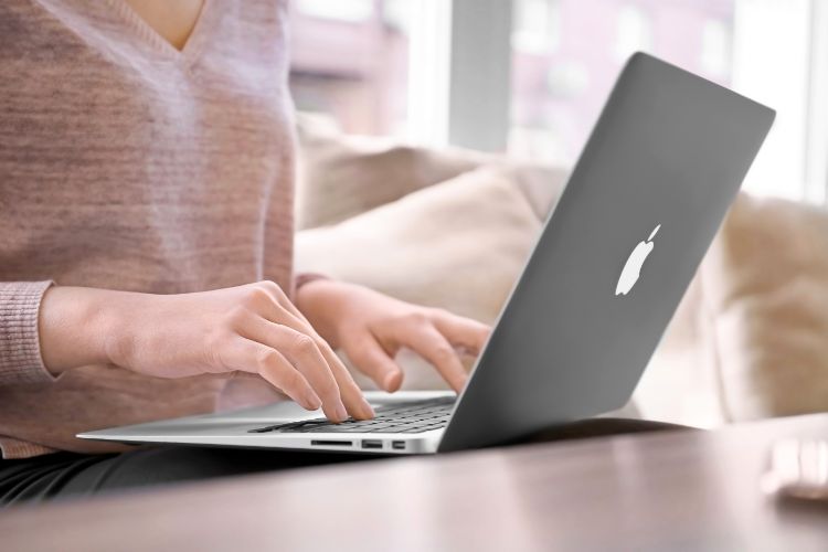 Femme travaillant sur son ordinateur pouvant représenter une candidature google grants