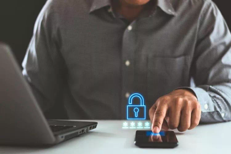 Homme tapant un mot de passe sur son téléphone