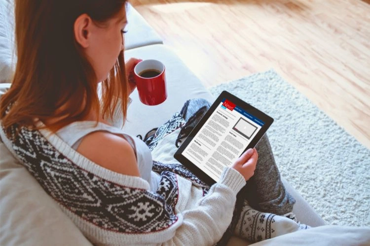 Femme en train de lire un fichier PDF sur sa tablette