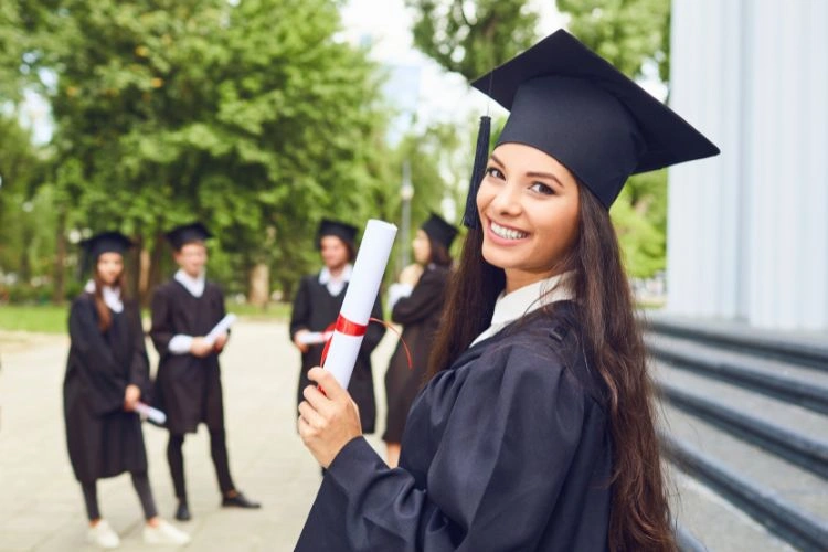 Jeune femme obtenant son diplôme d'école de commerce