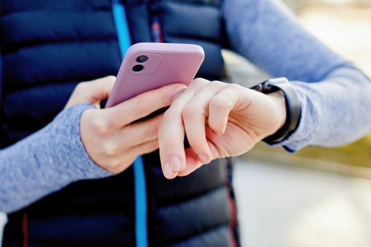 Personne en train de connecter sa montre à son téléphone