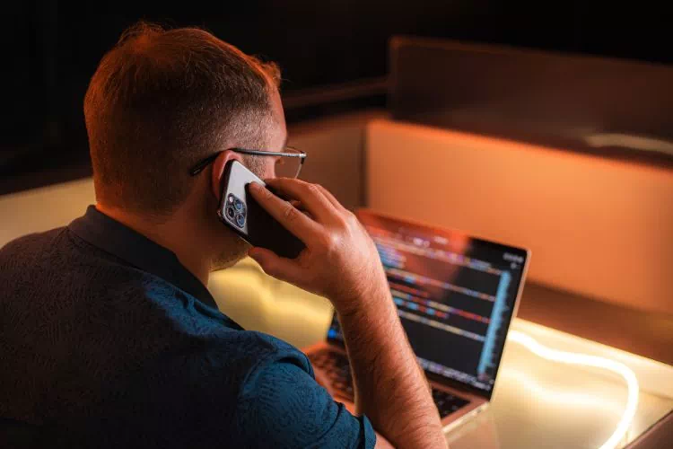 Hacker au téléphone se faisant passer pour sa cible auprès de l'opérateur de cette dernière