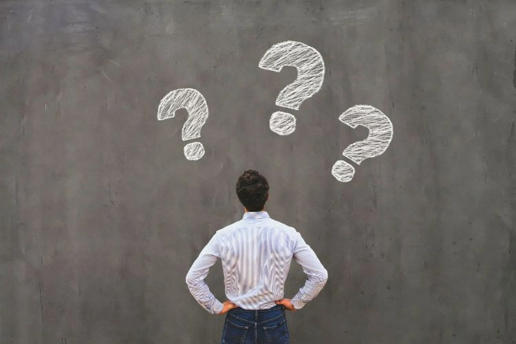 Personne se posant des questions sur pourquoi le flaming sur internet