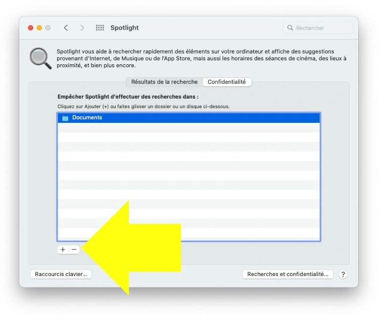 Capture d'écran Macbook du spotlight et une flèche tirée vers le bouton moins