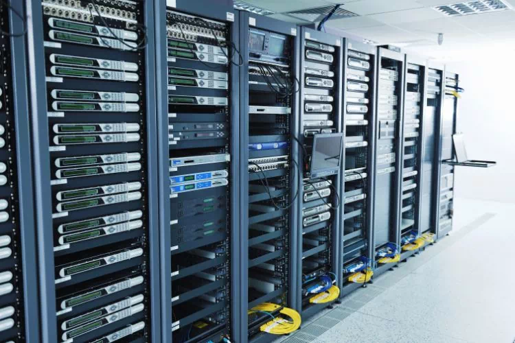 Armoires de serveurs dans un data center