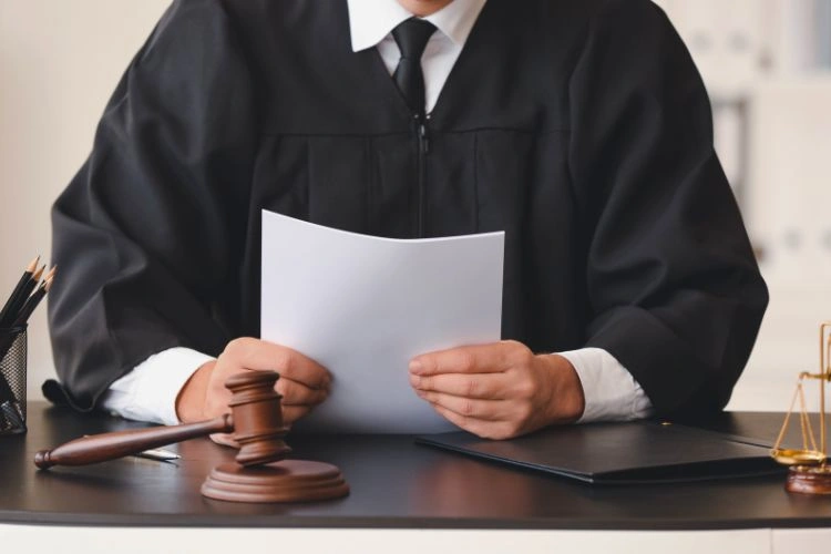 Juge en pleine analyse d'un dossier de revenge porn