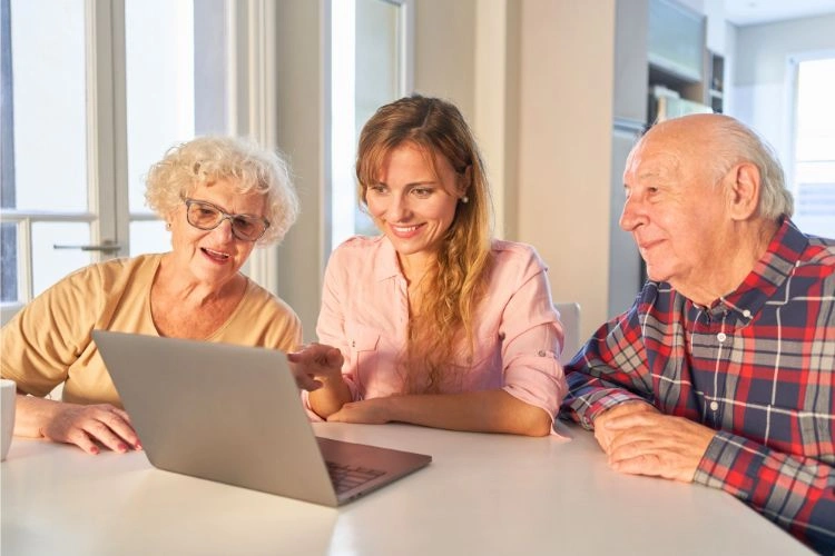 Femme aidant ses grands-parents en informatique
