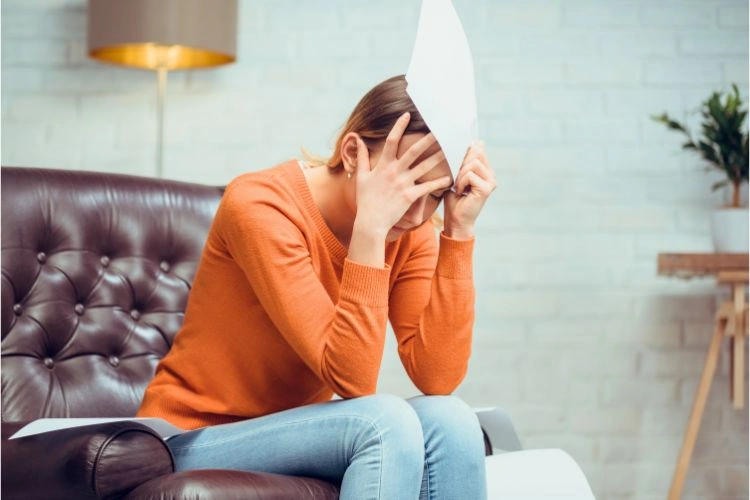 Femme déçue et triste à cause de son illectronisme