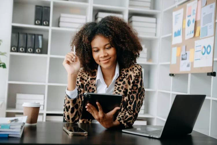 Jeune femme satisfaite de sa navigation sur un site