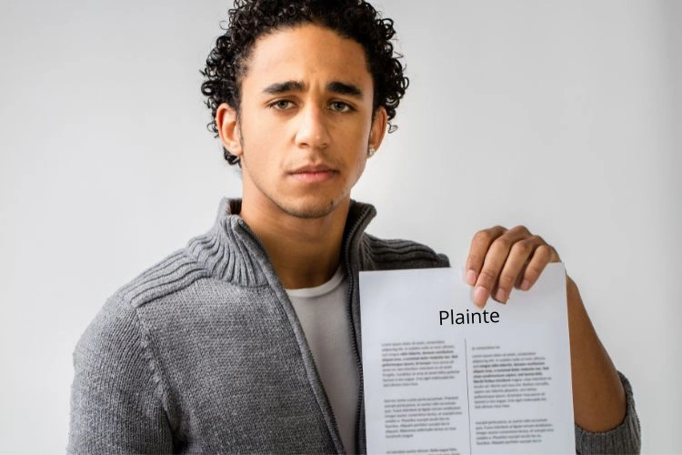 Homme tenant une plainte pour une usurpation d'identité dans sa main