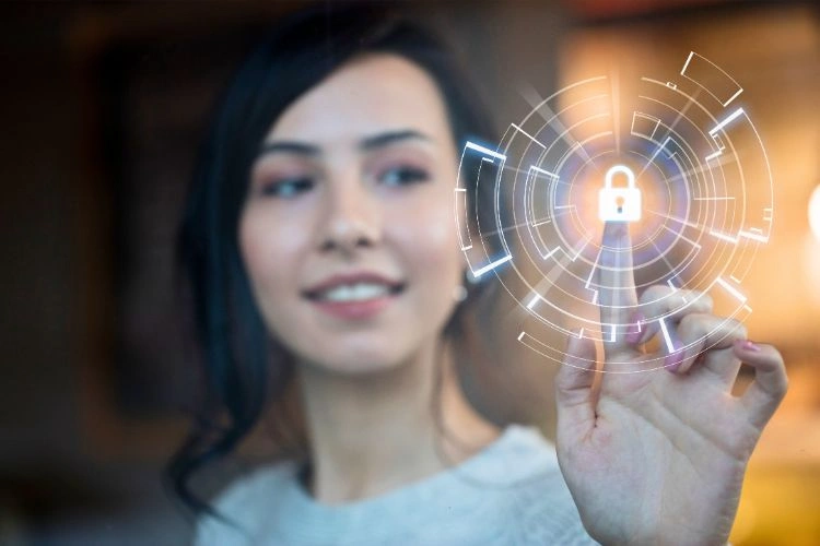 Femme appuyant sur un cadenas virtuel représentant la sécurité pour éviter les comptes fisha