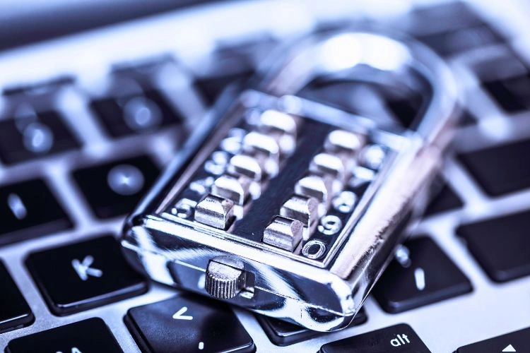 Cadenas sur un clavier d'ordinateur représentant les mesures de sécurité à prendre pour éviter d'être victime de sextorsion