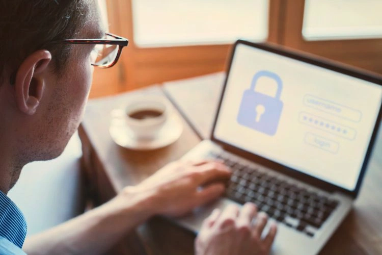 Homme en train de bien protéger ses données personnelles