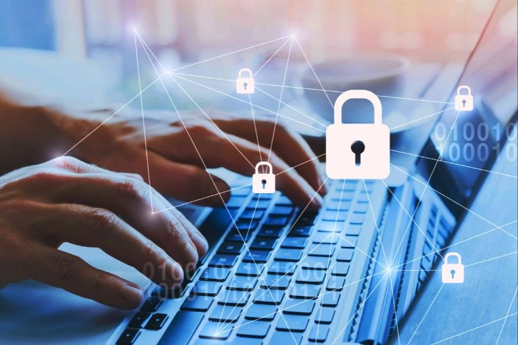 Personne sur son ordinateur avec des cadenas virtuels représentant la protection des données personnelles