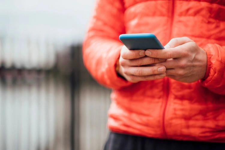 Personne en train de signaler un compte fisha sur les réseaux sociaux