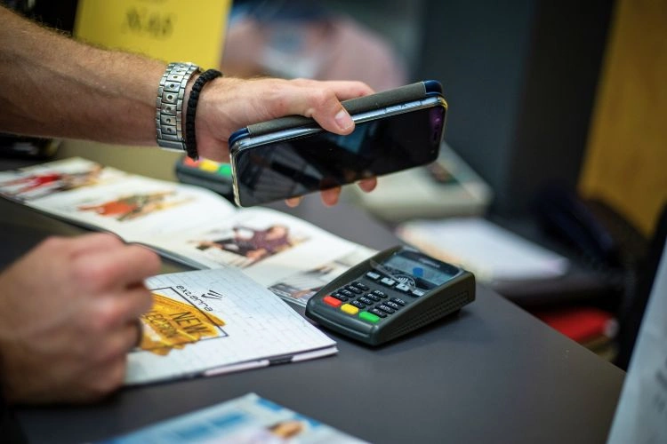 Homme en train de payer avec son téléphone