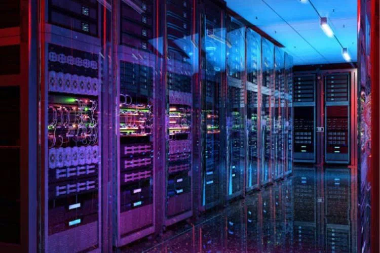 Data center avec de nombreuses armoires de serveurs