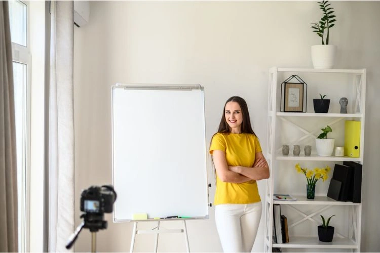 Femme créant sa photo portrait pour son blog