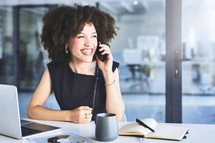 Femme en train de faire de la prospection téléphonique