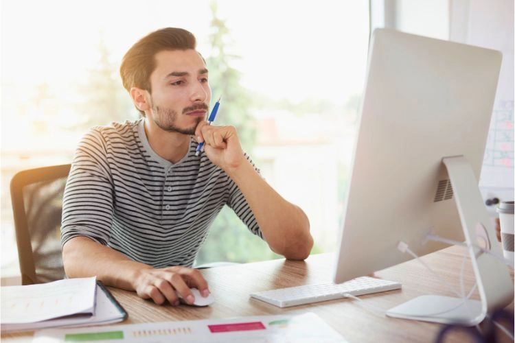 Homme en train d'utiliser un canal pour faire de la prospection