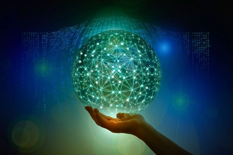 Personne tenant dans sa main une bulle virtuelle représentant les innovations du secteur blockchain